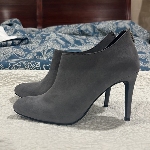 NEW Kelly & Katie Gray Booties - Picture 2 of 7